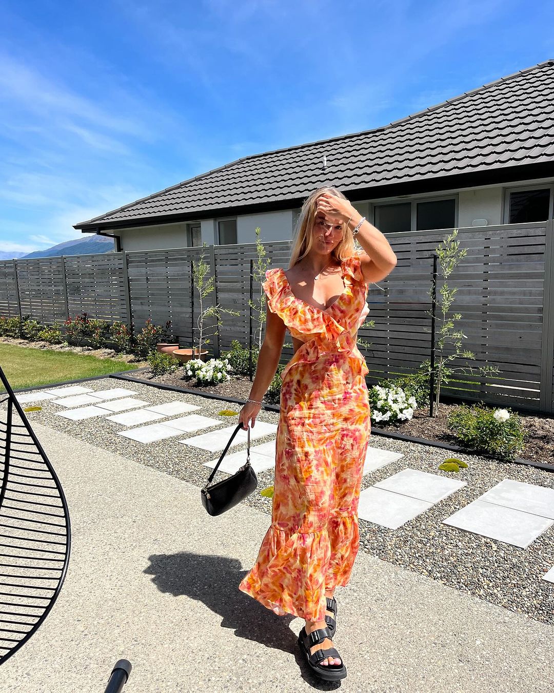 Isolde – Figurbetontes Blumenkleid
