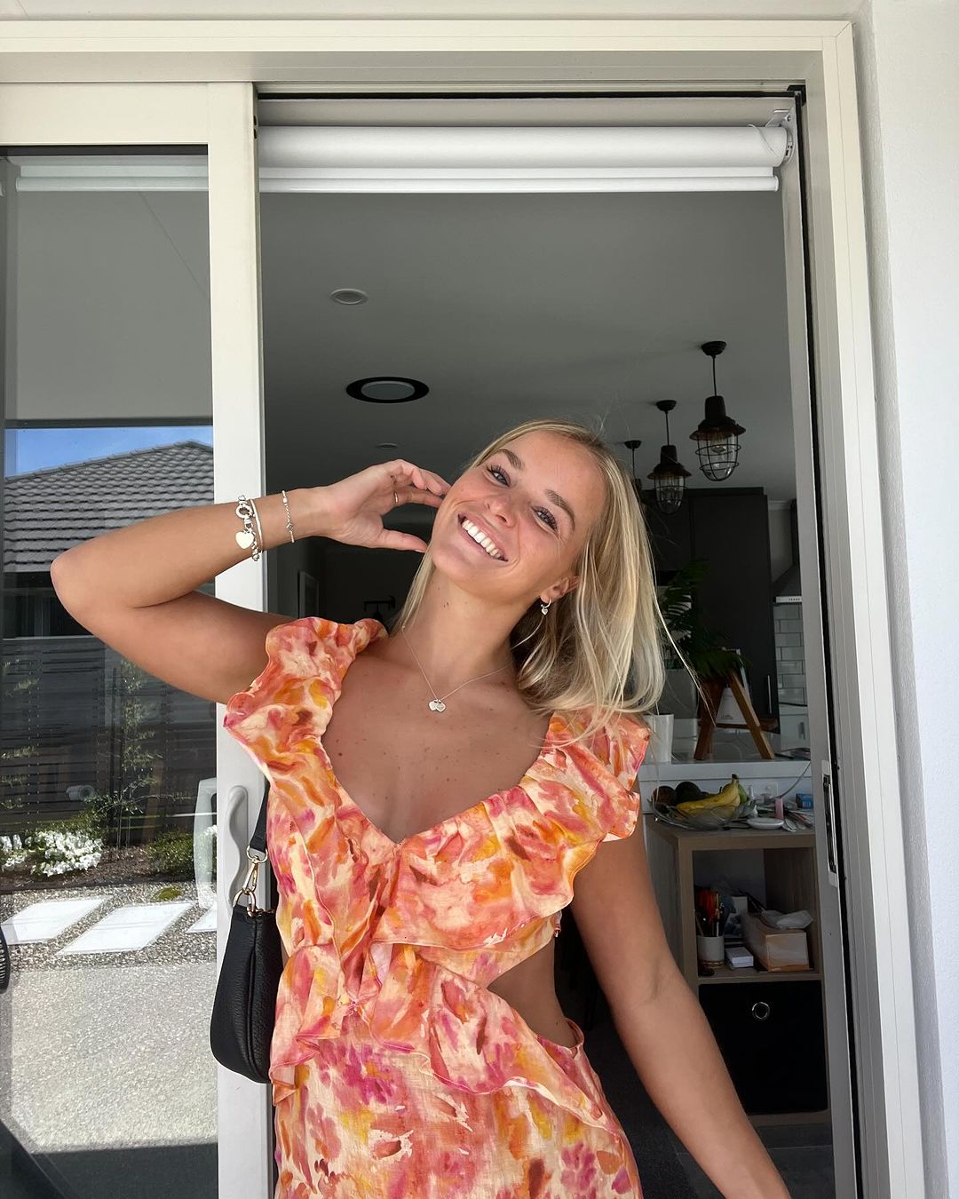 Isolde – Figurbetontes Blumenkleid