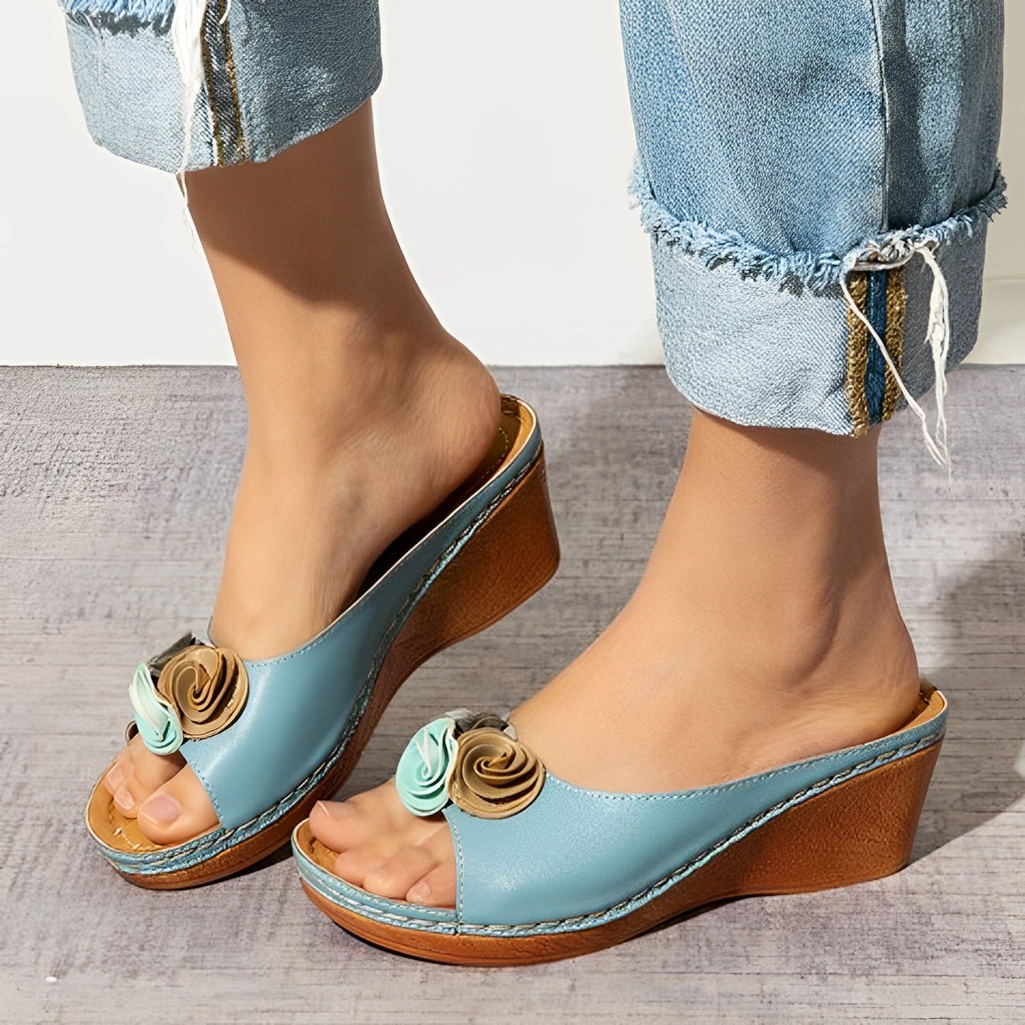 Elora - Damensandalen mit Keilabsatz und Blumenmotiv