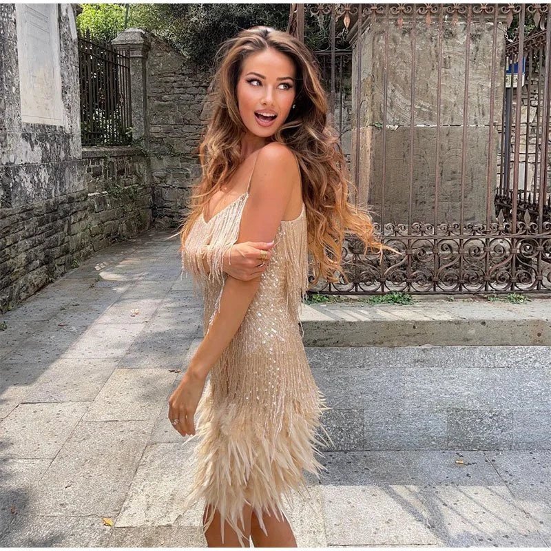 Meera - Kurzes Partykleid mit Federn, Elegant & Auffällig