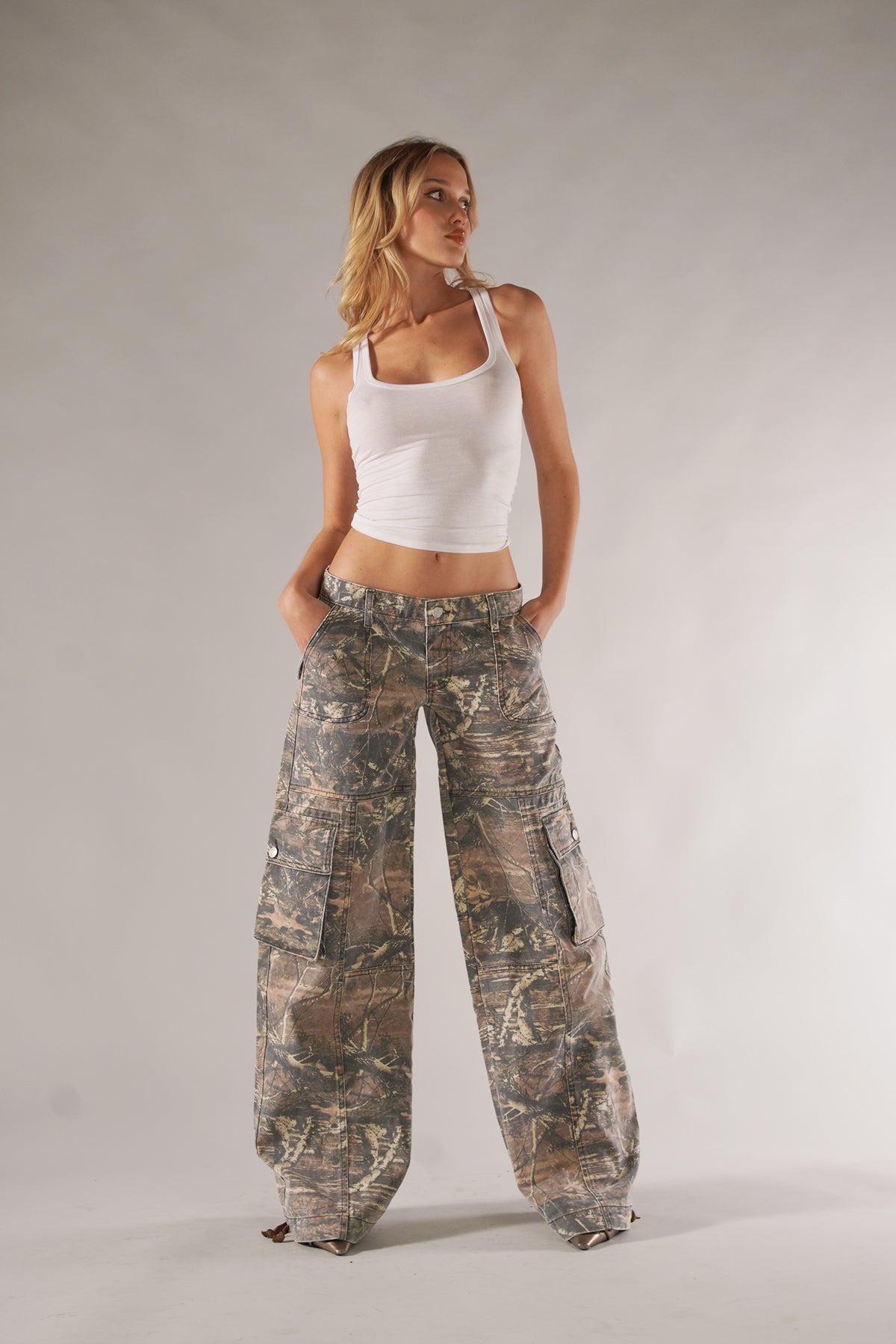Demelza - Weite Camouflage-Cargohose für Damen