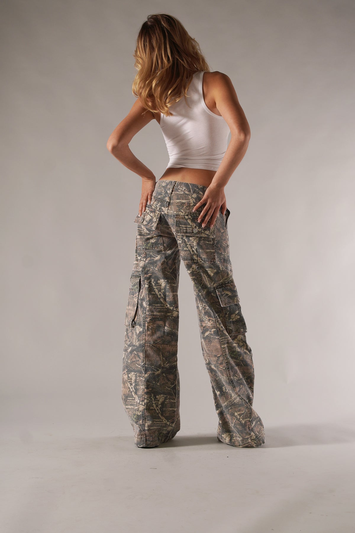 Demelza - Weite Camouflage-Cargohose für Damen