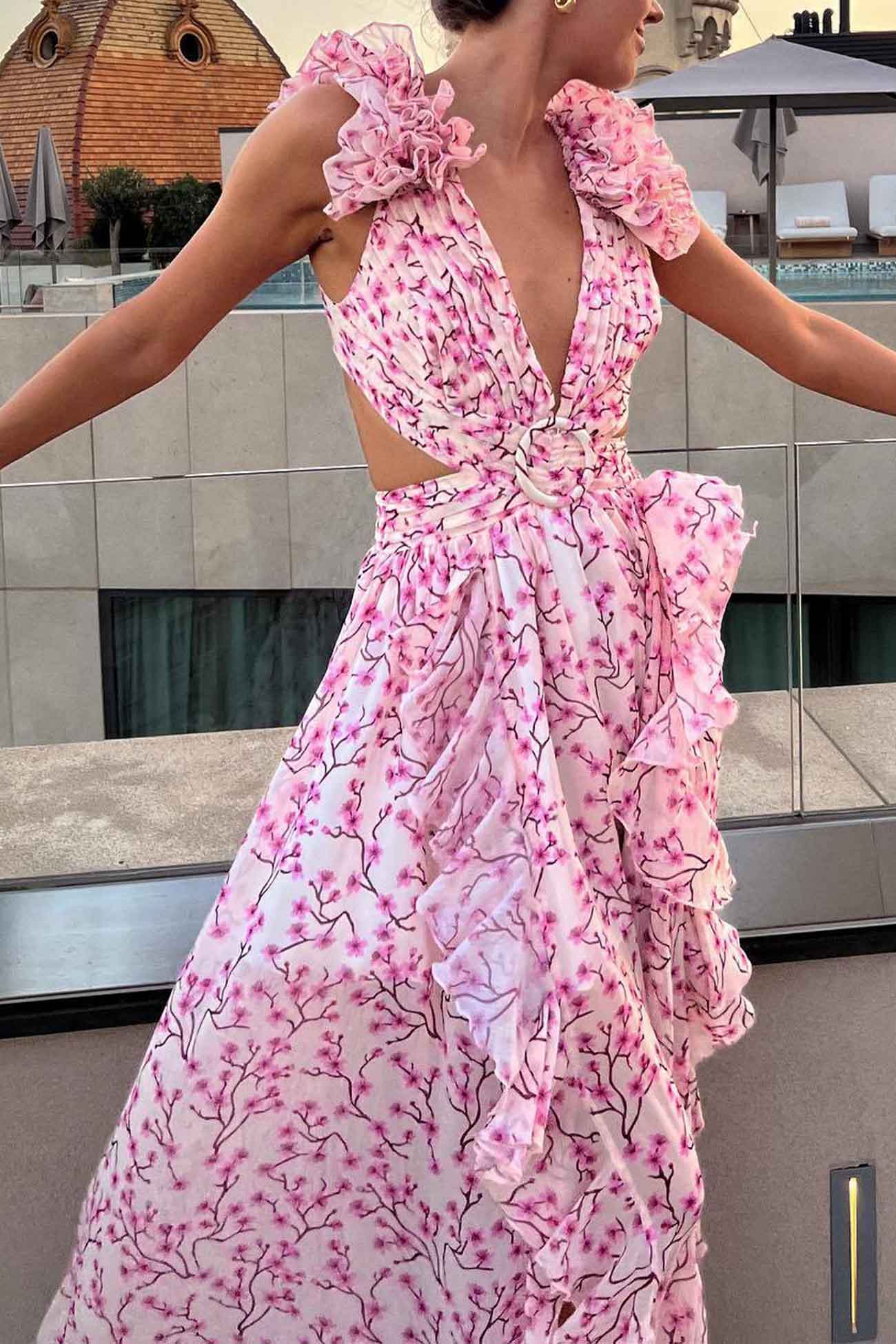 Noemi – Maxikleid mit Cut-Out und hohem Schlitz