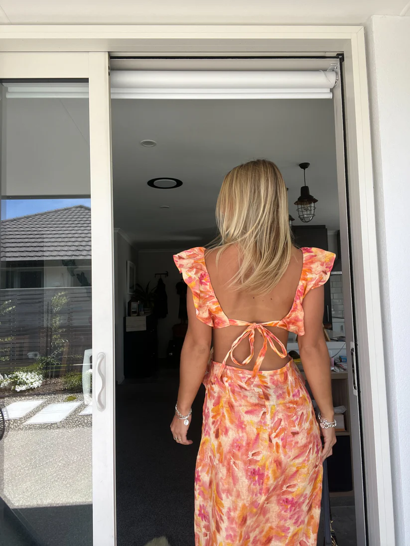 Isolde – Figurbetontes Blumenkleid
