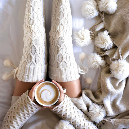 Shannon - Warme, knielange Socken mit Haarball für Damen