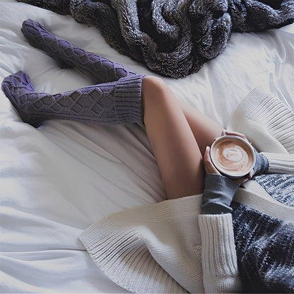 Shannon - Warme, knielange Socken mit Haarball für Damen