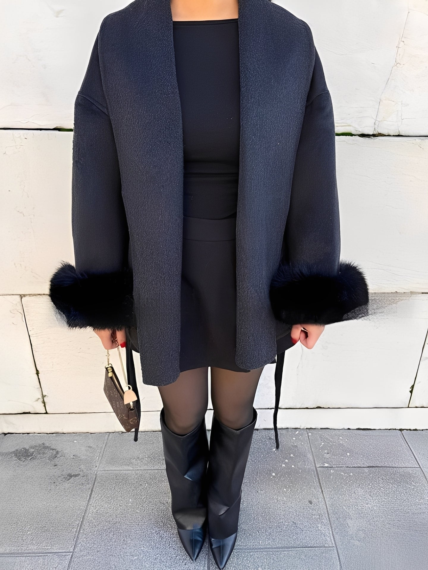 Armani - Eleganter, stilvoller, pelzbesetzter langer Mantel für Damen